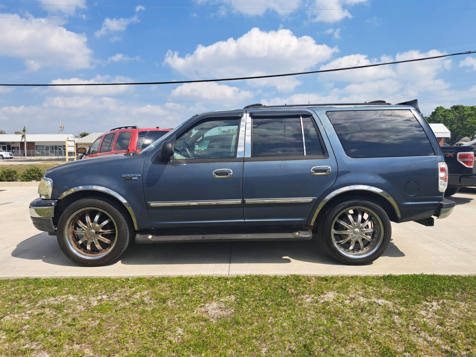 2001 Blue Ford Expedition XLT 2WD (1FMRU15W91L) with an 4.6L V8 SOHC 16V engine, Automatic Overdrive transmission, located at 1181 Aurora Rd, Melbourne, FL, 32935, (321) 241-1100, 28.132914, -80.639175 - Photo #0