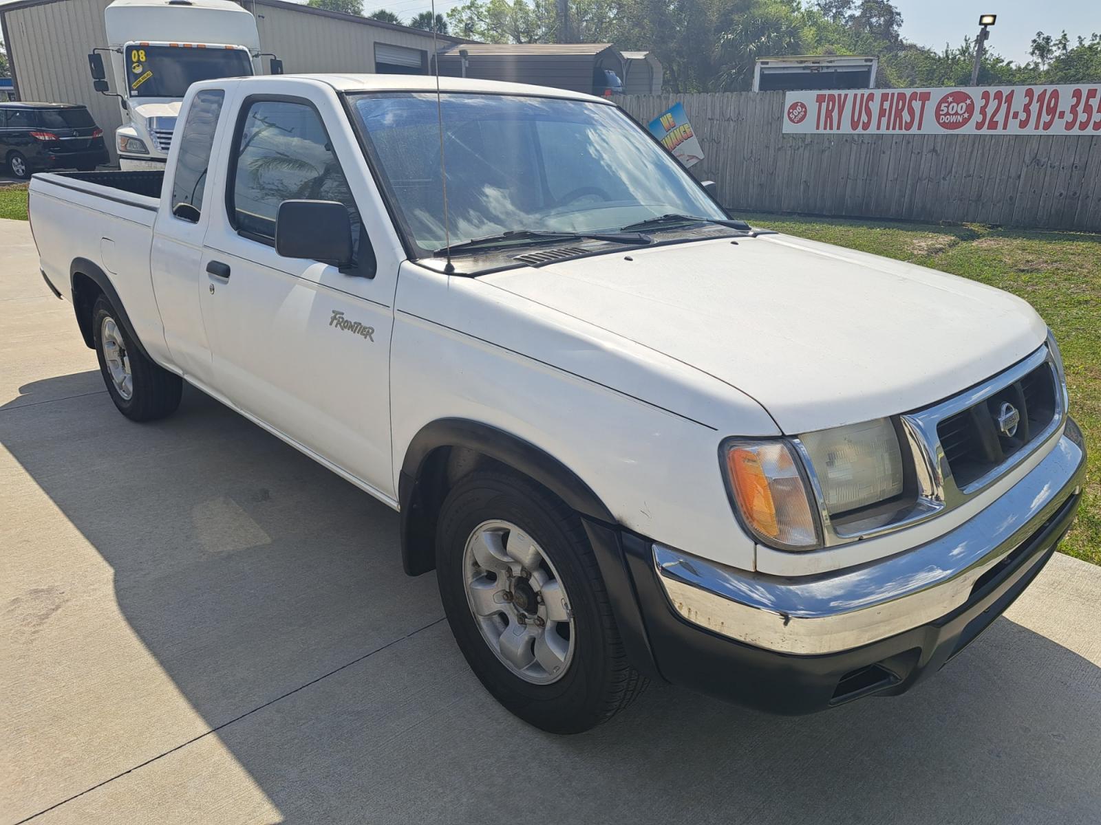 2000 White Nissan Frontier XE King Cab 2WD (1N6DD26S2YC) with an 2.4L L4 DOHC 16V engine, MANUAL TRANSMISSION transmission, located at 1181 Aurora Rd, Melbourne, FL, 32935, (321) 241-1100, 28.132914, -80.639175 - Photo #2